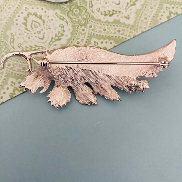 Vintage CORO Pegasus Silver Tone Curled Leaf Brooch Pin - Picture 3 of 4